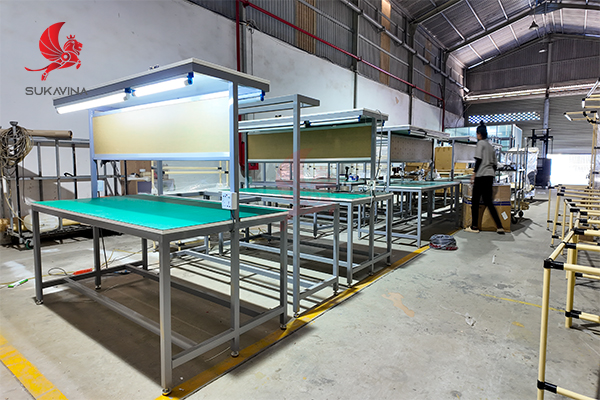 Bàn thao tác có đèn 